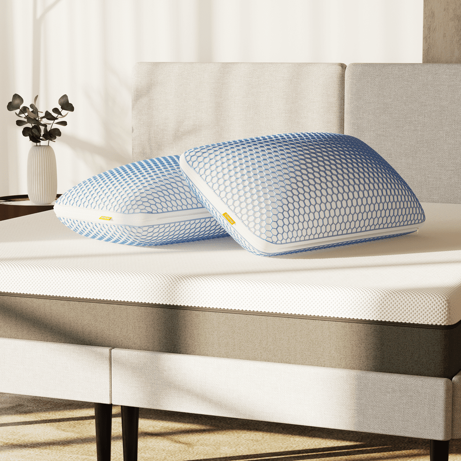 dos almohadas emma de microfibra apiladas encima de la cama