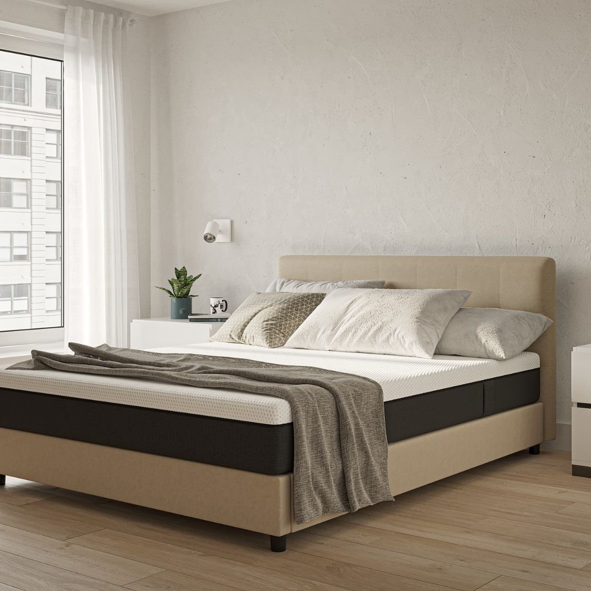 Camera moderna con letto imbottito beige, comodini bianchi e ampie finestre con tende bianche