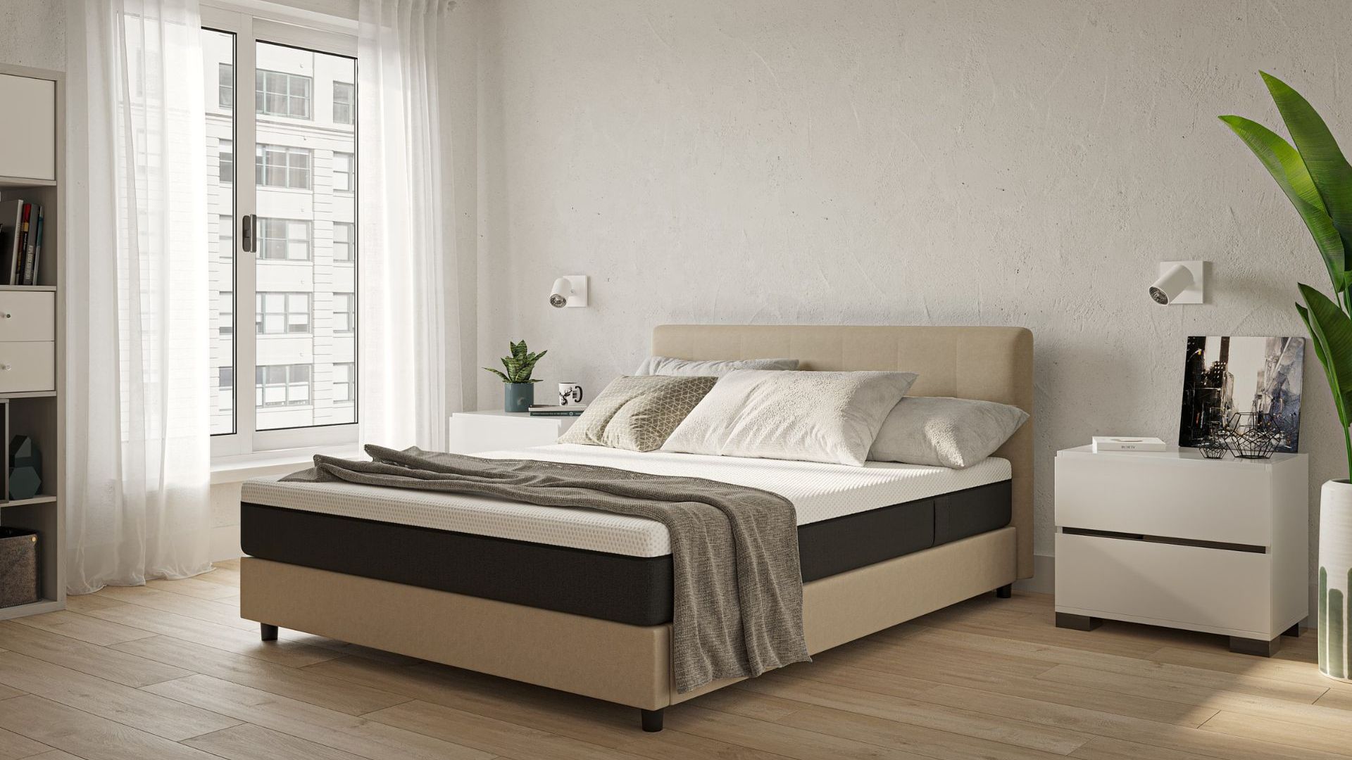 Camera moderna con letto imbottito beige, comodini bianchi e ampie finestre con tende bianche