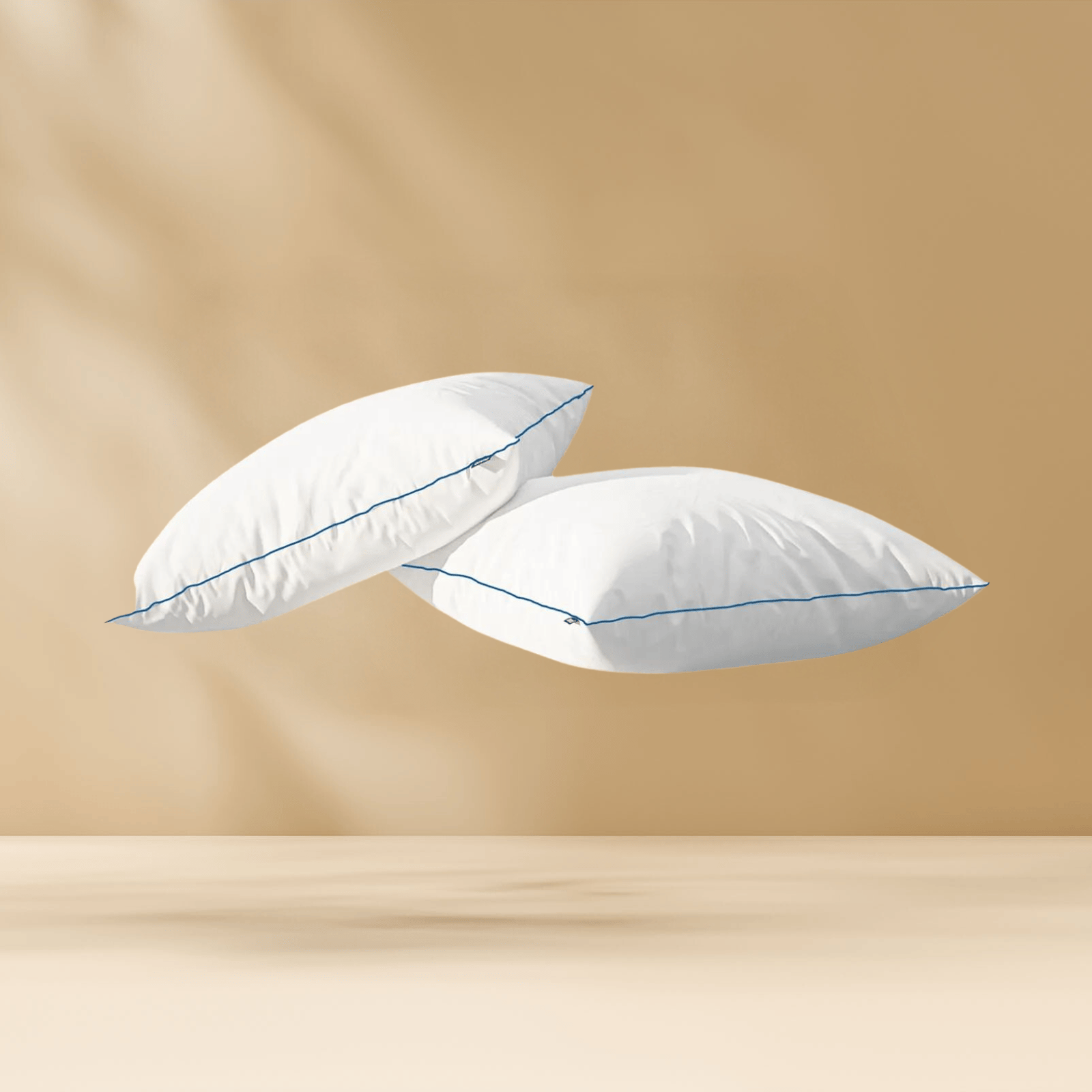 Duas almofadas Emma Microfibra empilhadas sobre fundo bege