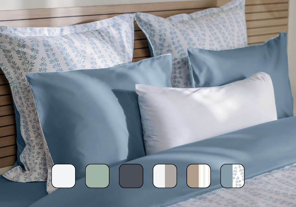 Image en gros plan d’un lit avec des oreillers et une housse de couette.