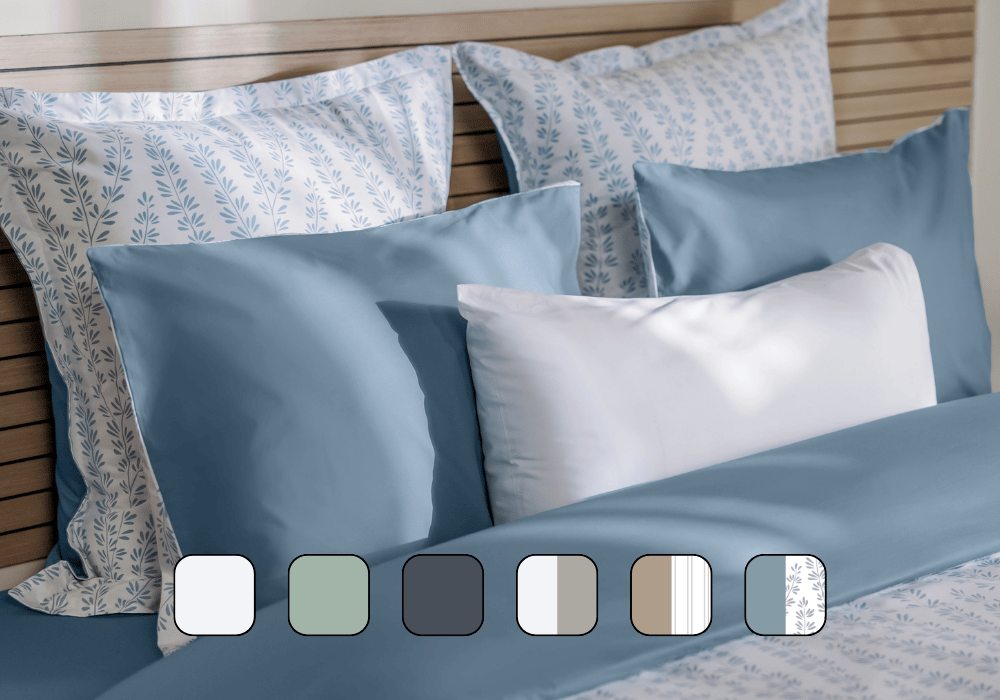 Image en gros plan d’un lit avec des oreillers et une housse de couette.