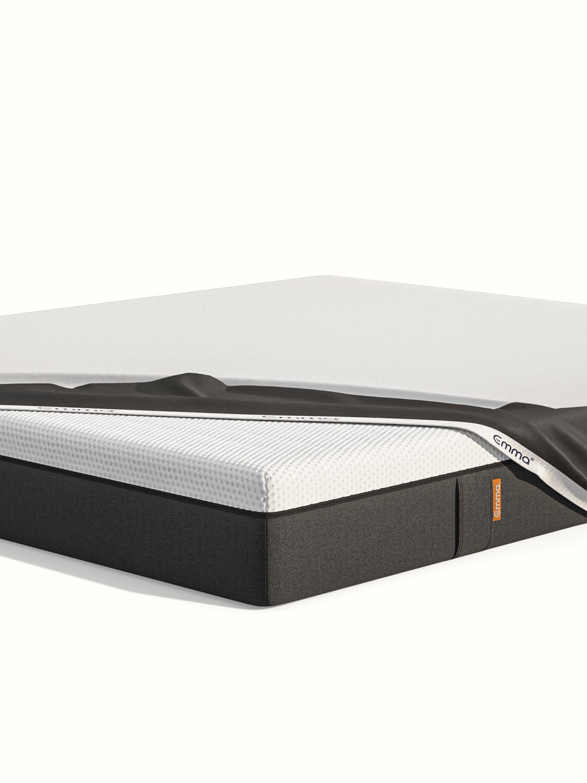 Matelas avec protège-matelas blanc partiellement replié.