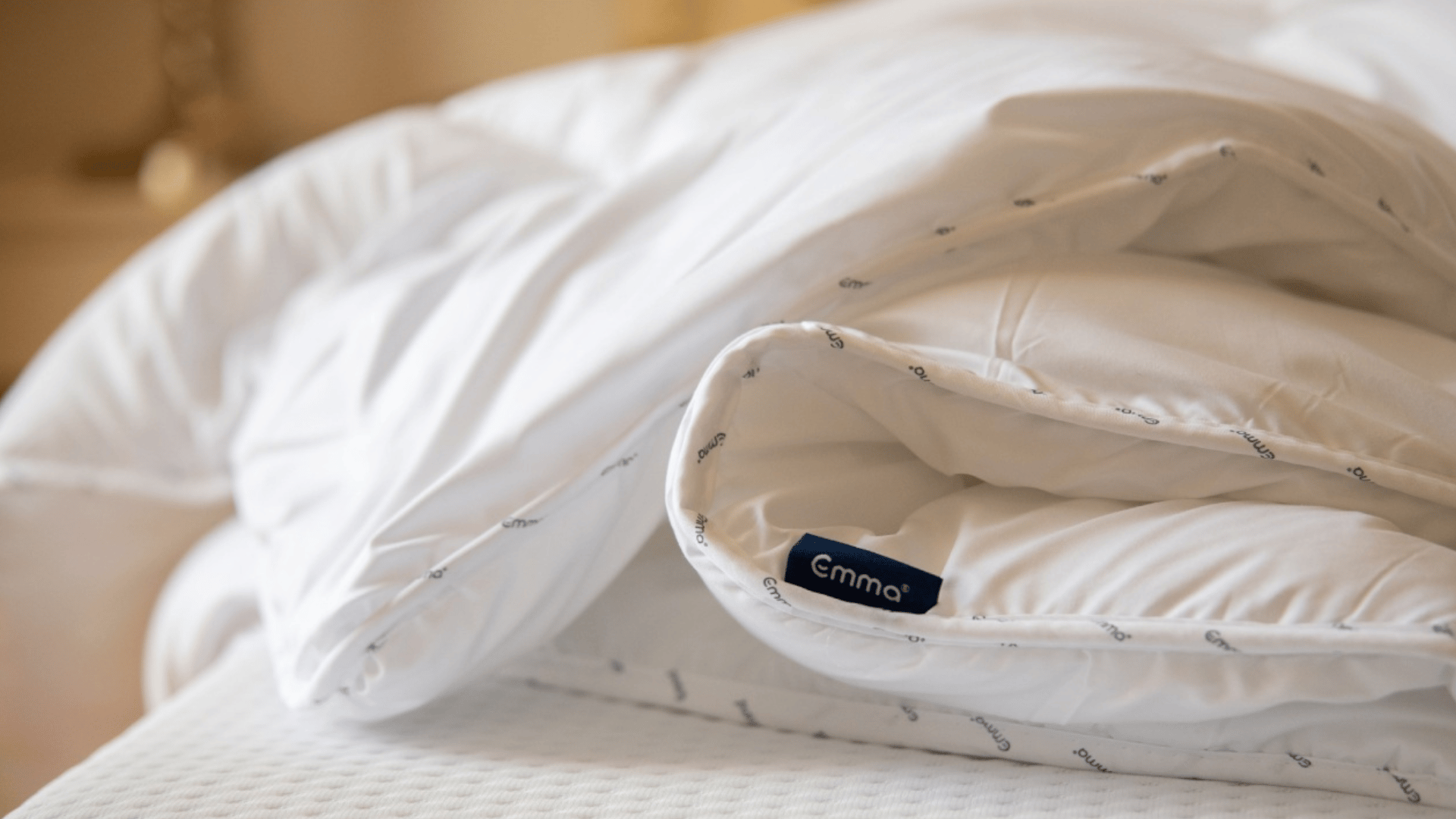 Uma imagem de perto de um edredon Emma Quente