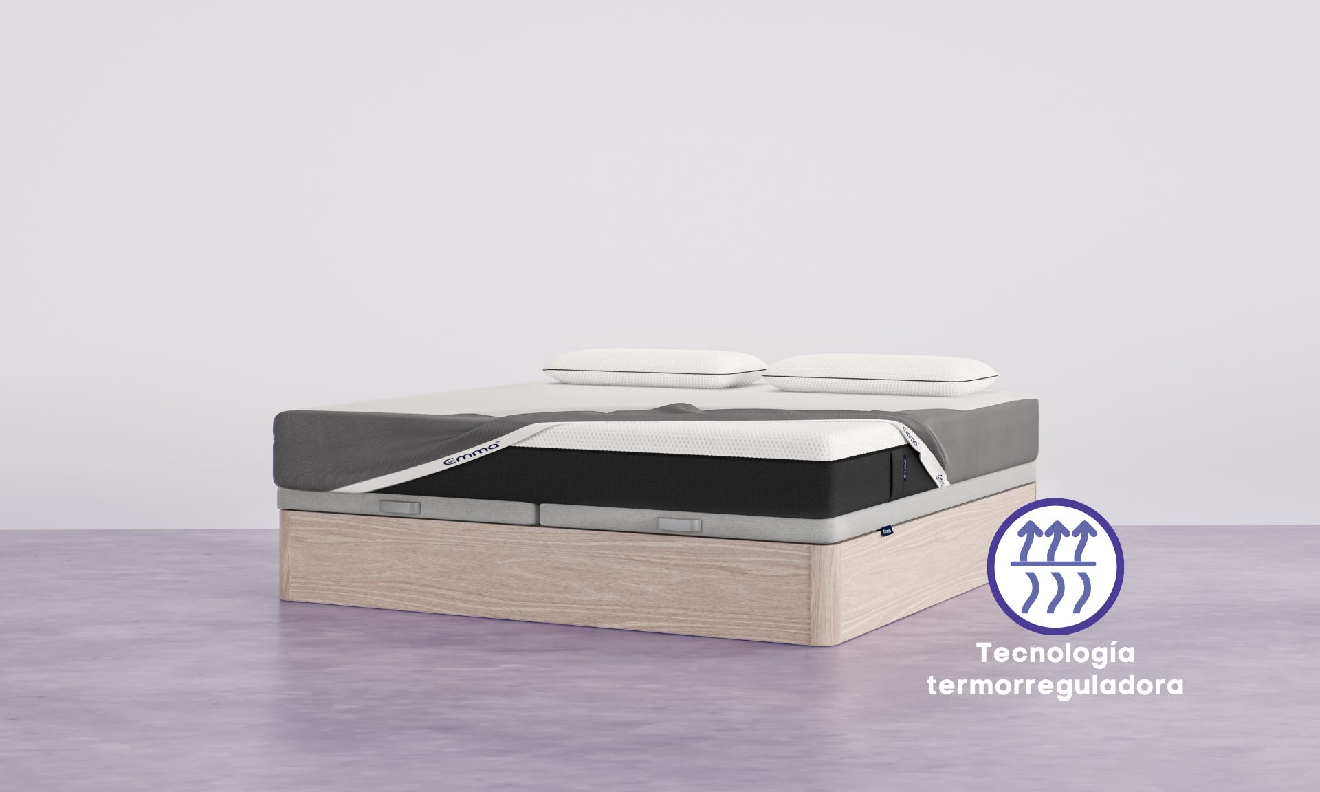 canape de madera marrón con colchón protector y 2 almohadas blancas