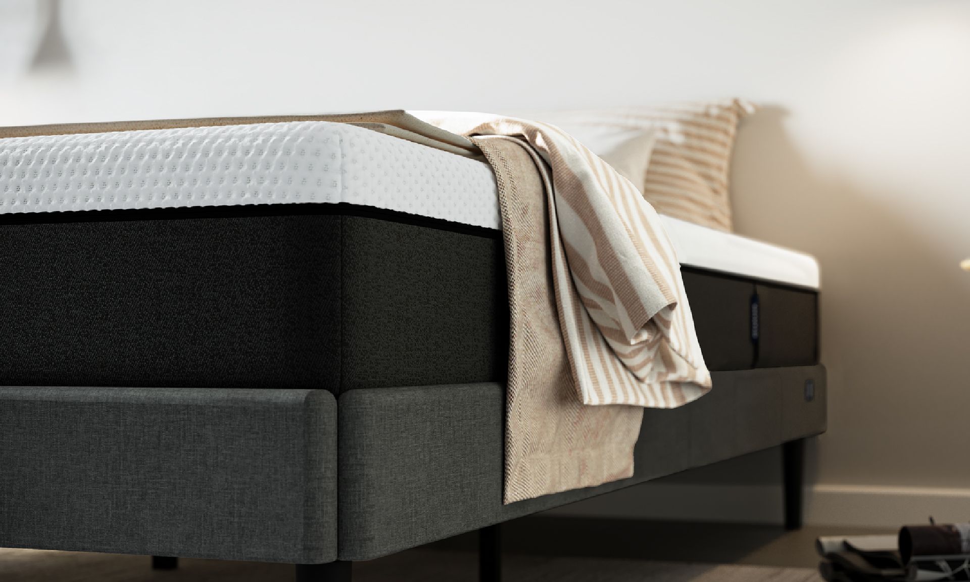 Seitenansicht eines Betts mit Matratze, Decke und Kissen