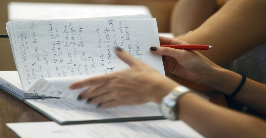 Journalist taking notes.jpg Journalist taking notes.jpg