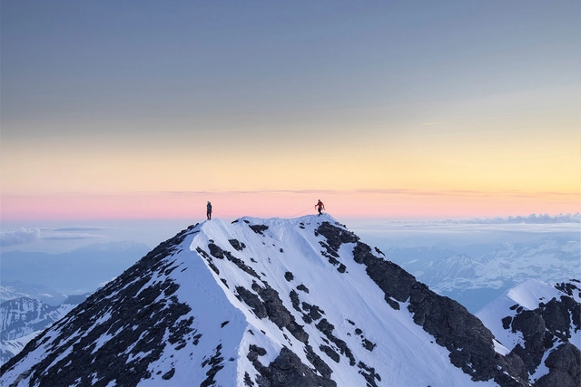 Speedclimber Nicolas Hojac vor Bergkulisse