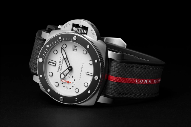 Panerai Submersible Luna Rossa PAM01579 Stahl weißes Zifferblatt liegend Panerai Submersible Luna Rossa PAM01579 Stahl weißes Zifferblatt liegend