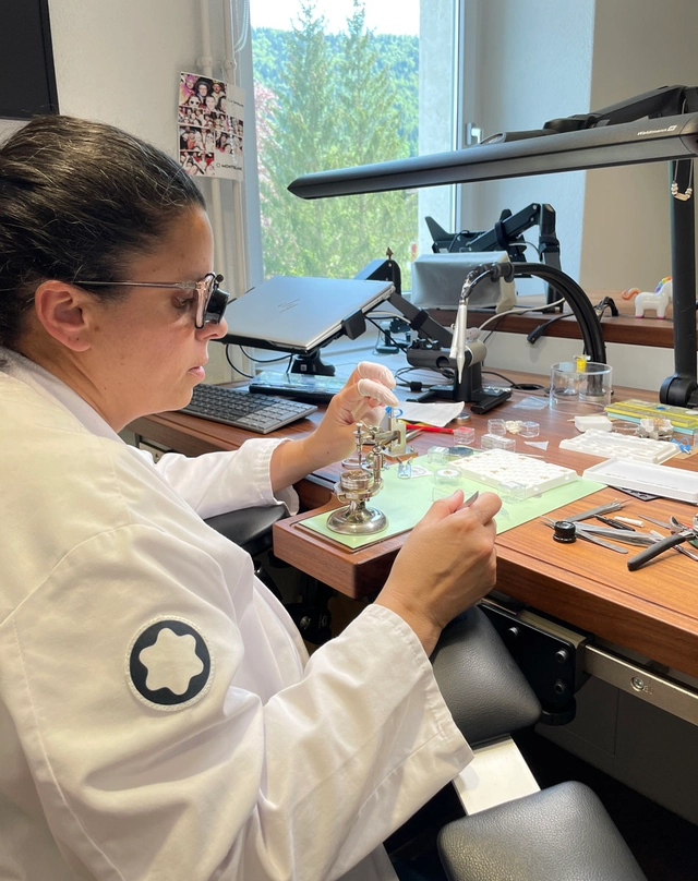 WatchTime Uhrenreise Schweiz 2025: Spiralexpertin Isabelle biegt eine Endkurve WatchTime Uhrenreise Schweiz 2025: Spiralexpertin Isabelle biegt eine Endkurve