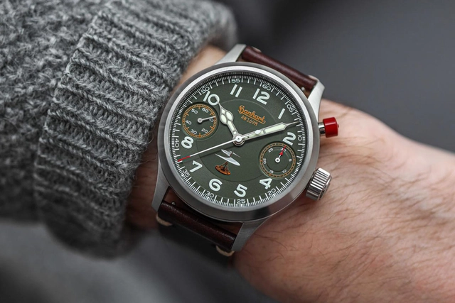 Hanhart-Chronograph Austrian Air Force AW169M Limited Edition mit Lederband am Handgelenk