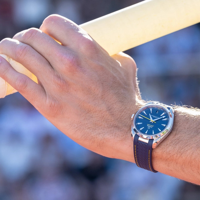 Omega-Seamaster-Aqua-Terra-Blue-Inspiration-Wristshot.jpg Omega Seamaster Aqua Terra, inspiriert von Armand "Mondo" Duplantis