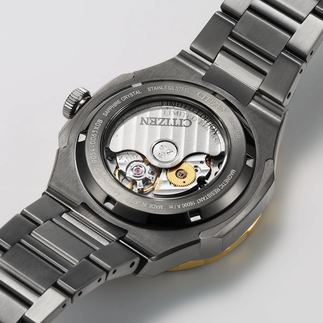 Citizen Series 8 GMT Limited Edition Glasboden