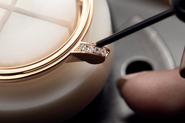 Blancpain_Ladybird_PurpleDiamond_setting.jpg Blancpain Ladybird Purple Diamond, Diamanten beim Einsetzen