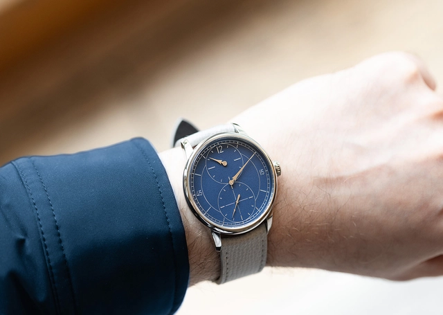 Louis Erard Le Régulateur Gravé Bleu am Handgelenk