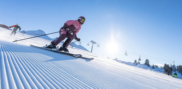 Skifahrer auf der Piste in Mayrhofen.