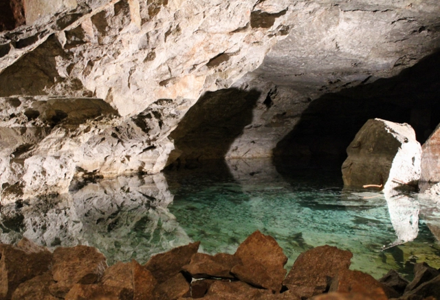 Eine Höhle mit einem Unterwassersee