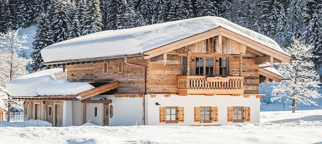 Gut Steinbach bei Reit im Winkl bei Schnee im Winter.