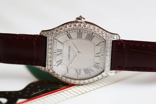 Cartier Tortue Hours/Minutes aus Platin mit Diamantbesatz