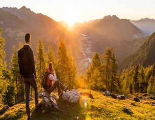 Ausblick auf Bergkulisse mit Sonne im Hintergrund.
