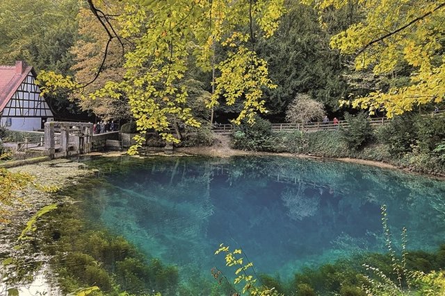 Eine Höhle mit einem Unterwassersee
