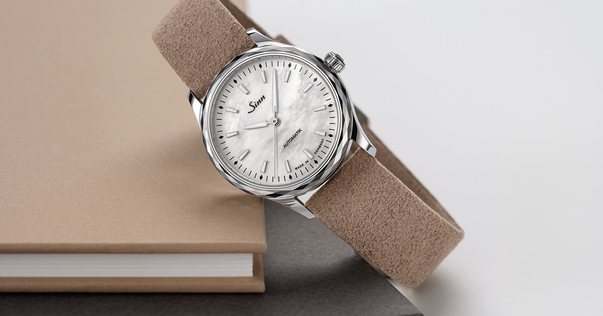 Sinn 534 Perlmutt – Zeit in facettierter Form | WatchTime