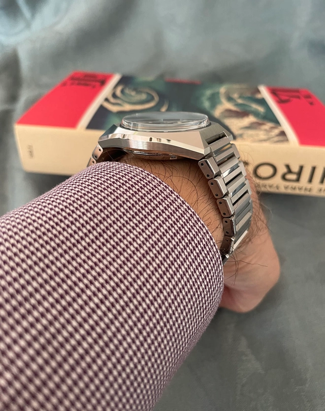 King Seiko Vanac mit marineblauem Zifferblatt am Handgelenk, vom Arm aus