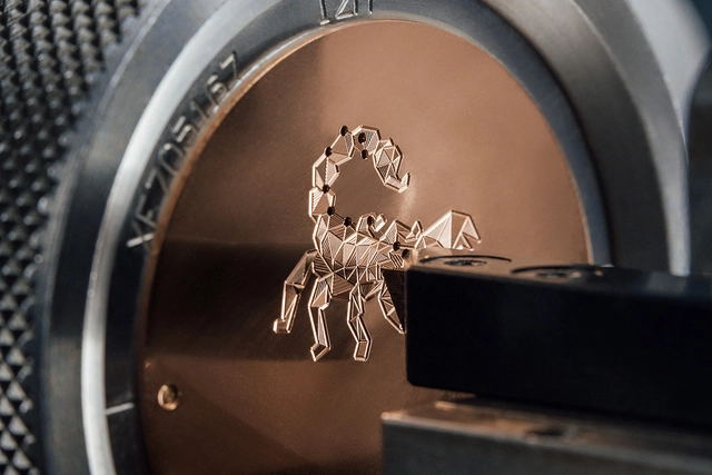 Vacheron_Constantin_Metiers_d_Art_Tribute_to_the_Celestial_Guillochiermotiv.jpg Vacheron Constantin Metiers d'Art Tribute to the Celestial, Guillochiermaschine mit Motiv