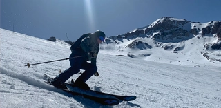 Skifahrer in Valle Nevado La Parva im Hintergrund