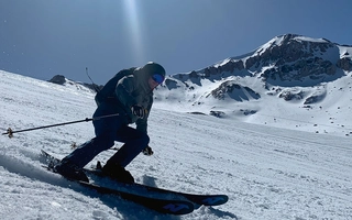 Skifahrer in Valle Nevado La Parva im Hintergrund
