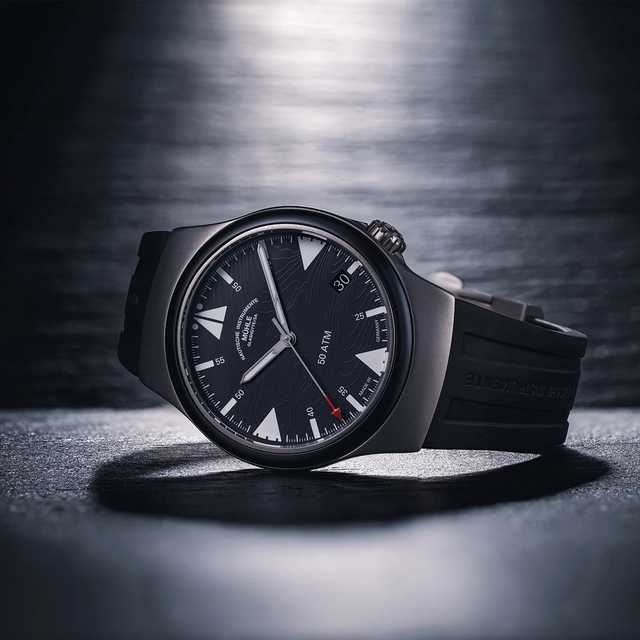 Mühle-Glashütte S.A.R. Mission Timer 160 Jahre DGZRS, Uhr seitlich liegend auf dunklem Hintergrund