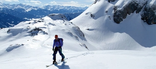 Skitour in weißem Schneefeld