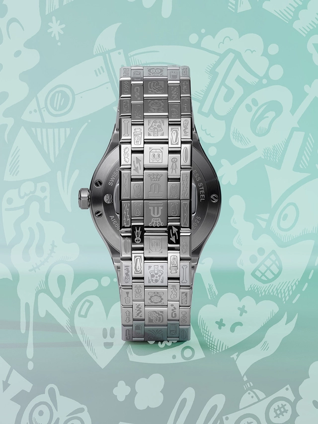 Maurice Lacroix Aikon Automatic Wotto Limited Edition, Bandansicht vor türkisem Hintergrund