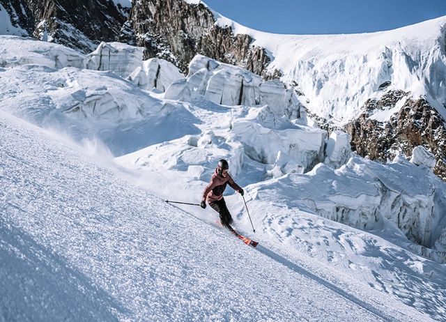 Skifahrerin auf Piste im Saastal.