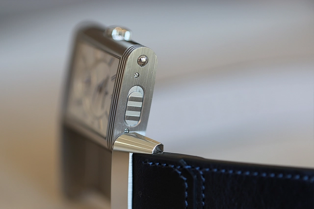 Jaeger-LeCoultre Reverso Tribute Duoface Small Seconds mit Drücker auf der Seite
