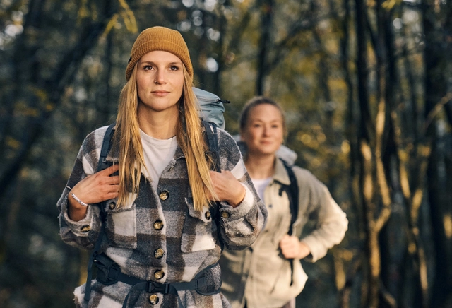 Zwei Frauen (Nahaufnahme) auf einem Wanderweg