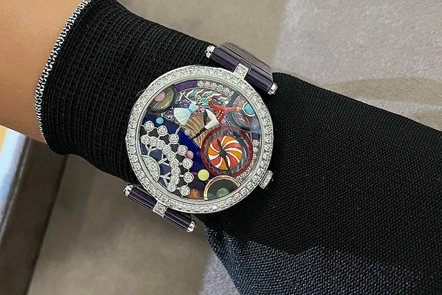 VanCleef-Emaille-Nutcracker-Lady-Arpels-Casse-Noisette-Wristshot-Smartphone.jpg