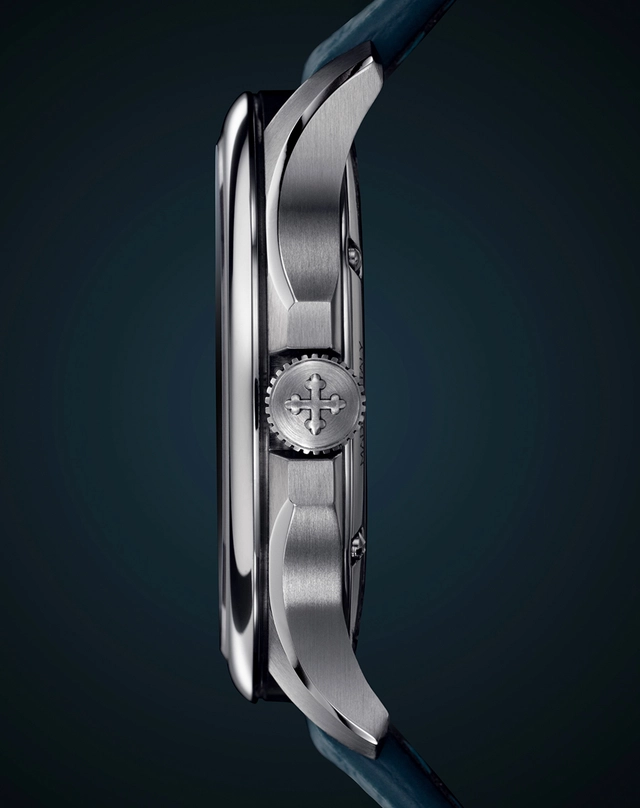 WatchTime-Venezianico-RedentoreUtopia-GehäuseSeitlich.jpg Venezianico – Redentore Utopia, Edelstahluhr mit Manufakturkaliber am blauen Lederband in der Seitansicht