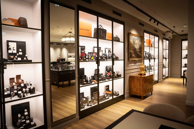 Eppli Haus Stuttgart, Verkaufsraum mit Uhren