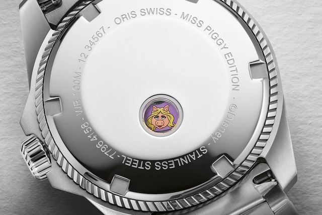 Oris ProPilot X Miss Piggy Edition, Gehäuseboden