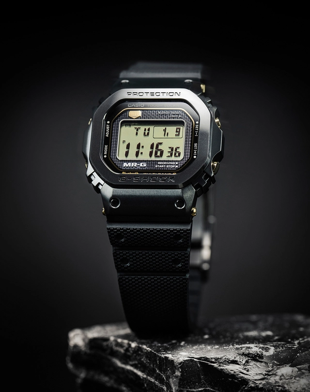  Casio_G-Shock_MRG-B5000R_stehend