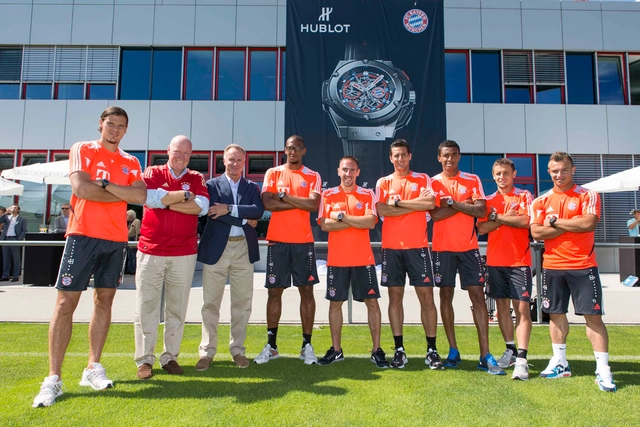 2012: Jean-Claude Biver, Karl-Heinz Rummenigge und ein Teil des damaligen Bayern-Kaders mit der King Power FC Bayern 2012: Jean-Claude Biver, Karl-Heinz Rummenigge und ein Teil des damaligen Bayern-Kaders mit der King Power FC Bayern