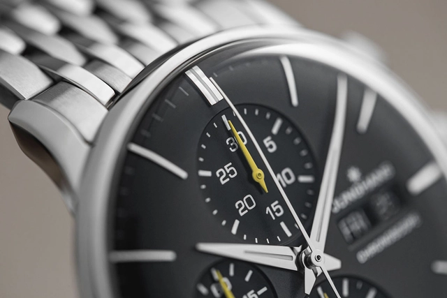 Junghans Meister Chronoscope mit Stahlband und gelben Details Zifferblattdetail