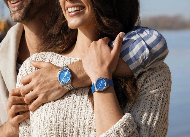Die beiden Uhren der Longines Conquest Sylt Edition am Handgelenk von Mann und Frau