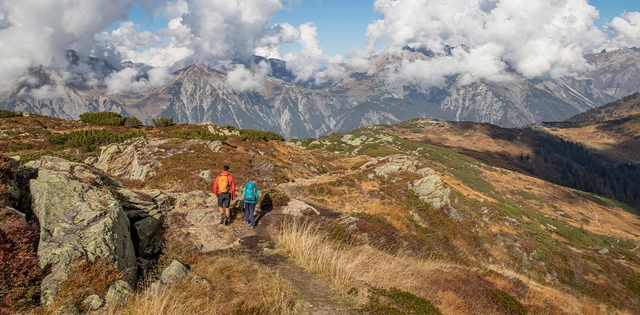 Zwei Wandernde vor Bergpanorama im Montafon.