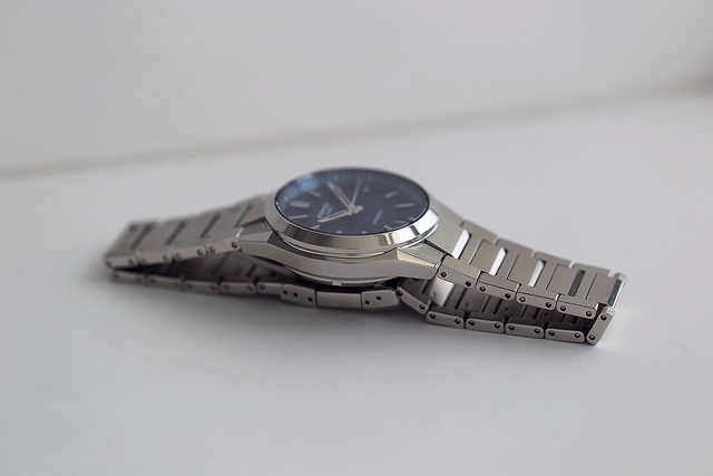 Seitenprofil, Edelstahluhr der Hands-on Casio Edifice EFK-100-Serie