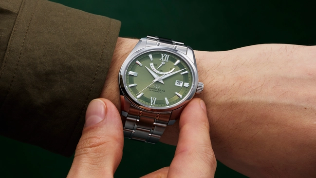 Gesamtansicht der Contemporary Date Uhr in Blattgrün von Orient Star 