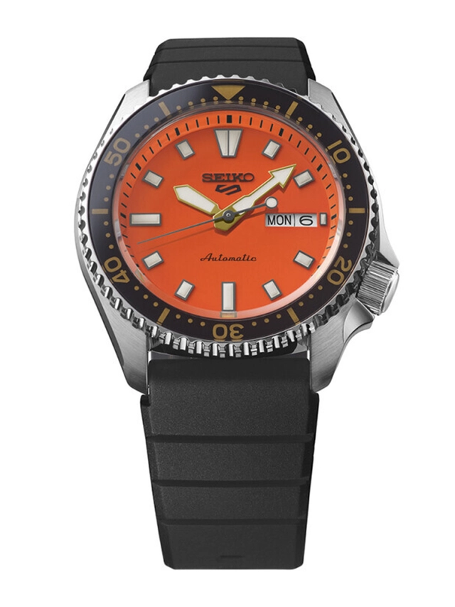 Seiko_5_Sports_SRPL89K1_Soldat.jpg Seiko 5 Sports Referenz SRPL89K1 mit rot-orangenem Zifferblatt
