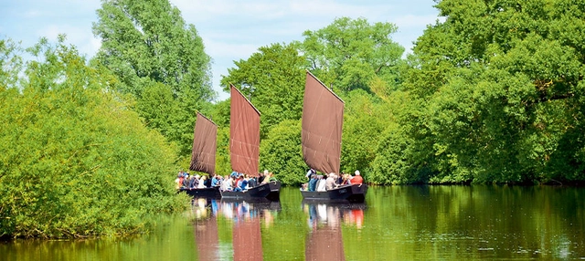 Schiffe auf einem Fluss im grünen 