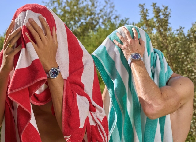 Vorderseite der Swatch Essentials-Kollektion am Handgelenk
